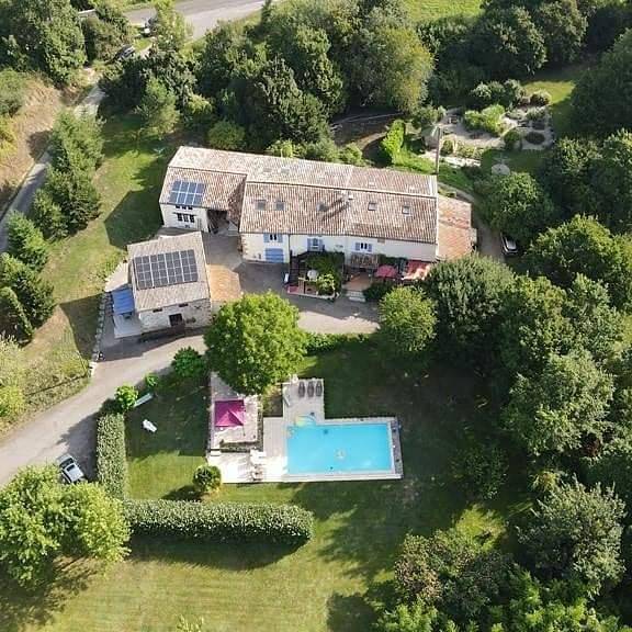 Gîte pour 6 personnes, avec piscine et jardin ainsi que terrasse et jacuzzi à Saint-Benoît
