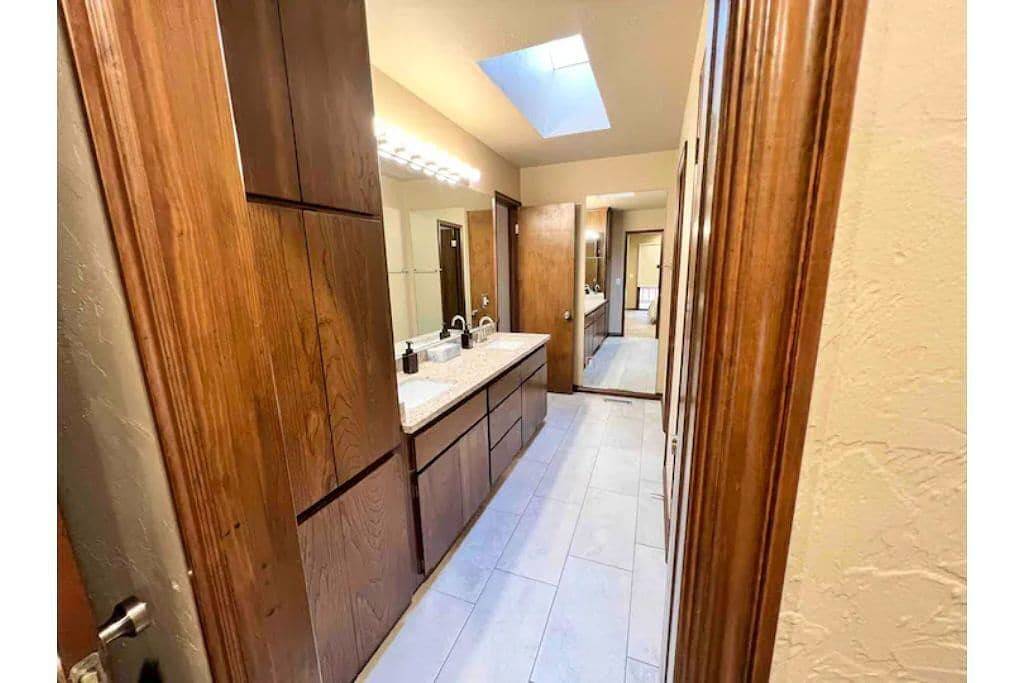 Private Cabin on acreage with pool & tennis court! in Edmond, Oklahoma County