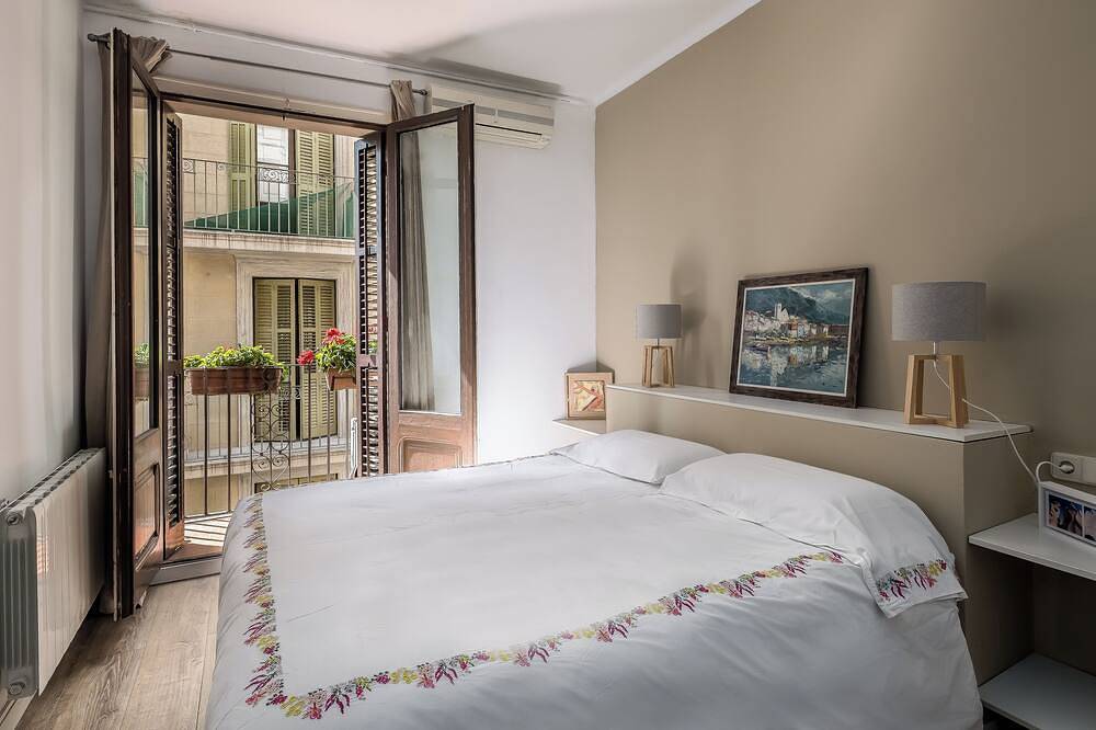 Ganze Wohnung, Bright and Quiet Duplex Apartment in Barcelona Zentrum, Barcelona