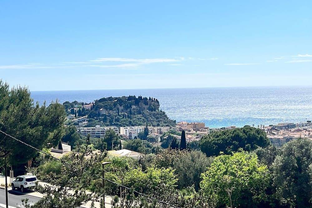 Appartamento intero, In the heights of Cassis, quiet studio with private parking and swimming pool. in Cassis, Parco nazionale delle Calanques