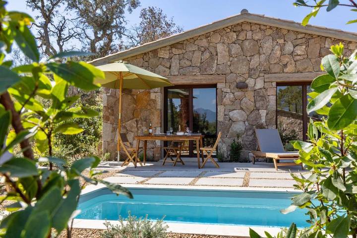 Maison de vacances pour 4 personnes, avec jardin et sauna ainsi que vue et piscine