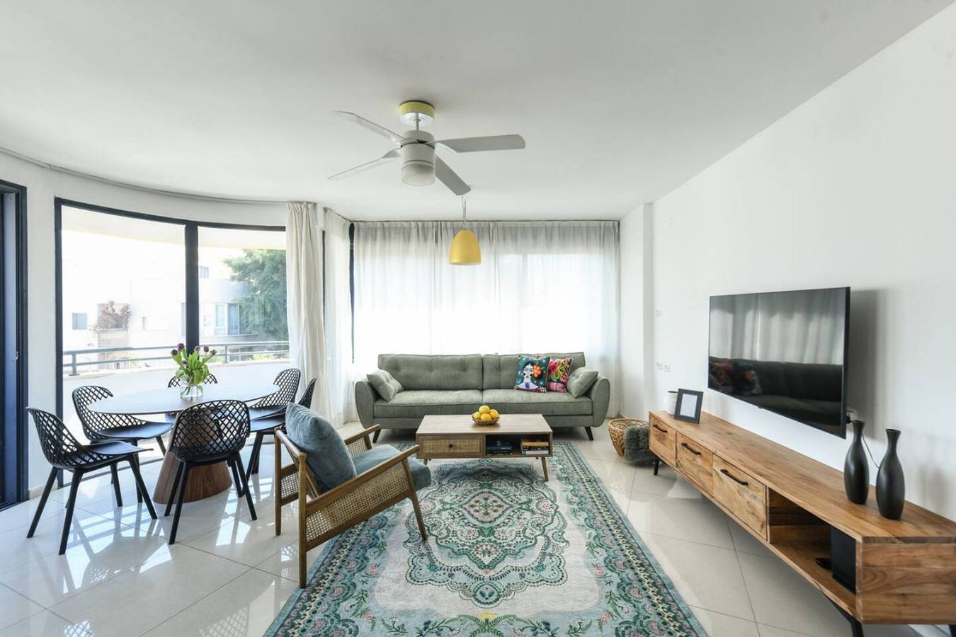 Entire apartment, Chic 3Br Apt w Balcony & Parking by Tel Aviv Port in Tel Aviv, Tel Aviv District