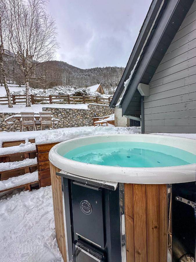 Chalet pour 5 personnes, avec jacuzzi et jardin ainsi que piscine et bassin pour enfant