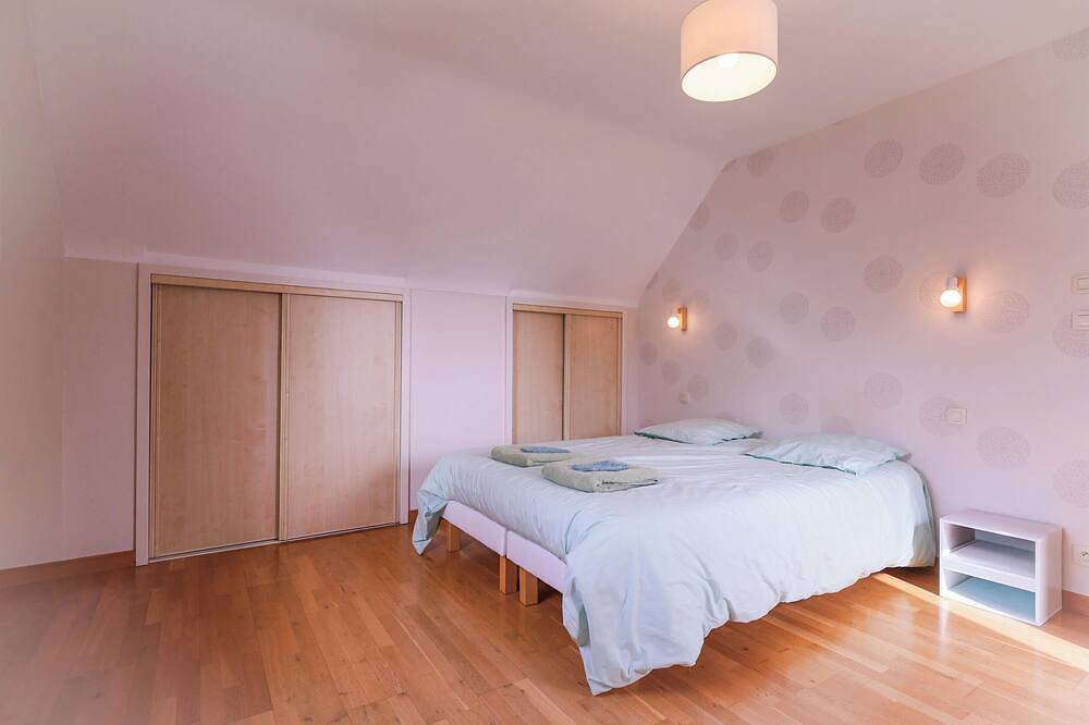 Maison de charme 13p piscine, jardin et cinéma in Pleslin-Trigavou, Région de Dinan