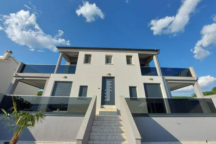 Ferienhaus für 16 Personen, mit Pool und Balkon/Terrasse, mit Haustier in Maslenica - 2