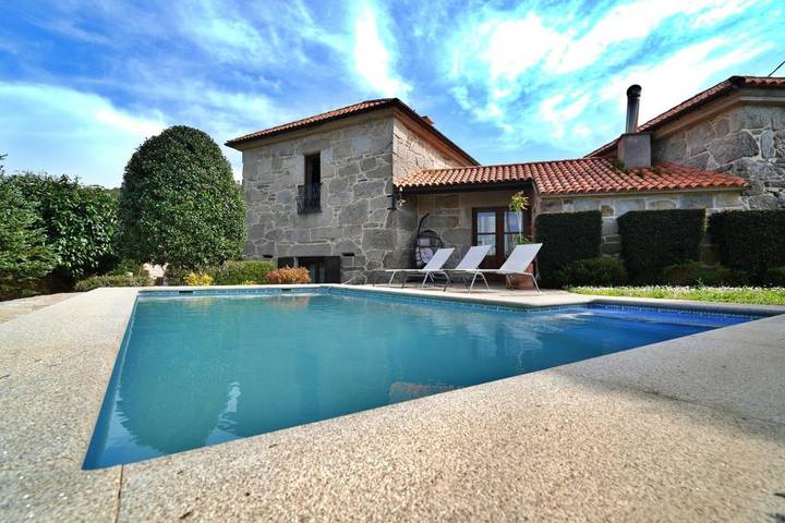 Casa para 9 personas, con terraza además de jardín y piscina en Sanxenxo