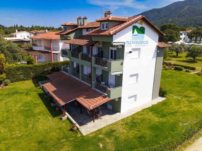 Ferienhaus für 8 Personen, mit Balkon und Terrasse sowie Whirlpool und Garten in Vourvourou