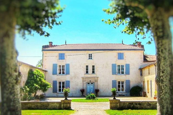 Gîte pour 6 personnes, avec piscine ainsi que jardin et jacuzzi à Preignac