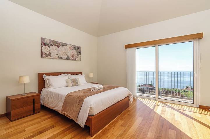 Rosas House, tranquil house, 2 Br, 3 bathrooms with Jacuzzi, Airconditioner & BBQ in Estreito da Calheta, Madeira