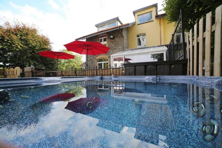 Maison de vacances pour 28 personnes, avec Terrasse et Jacuzzi ainsi que Jardin et Piscine dans Francorchamps