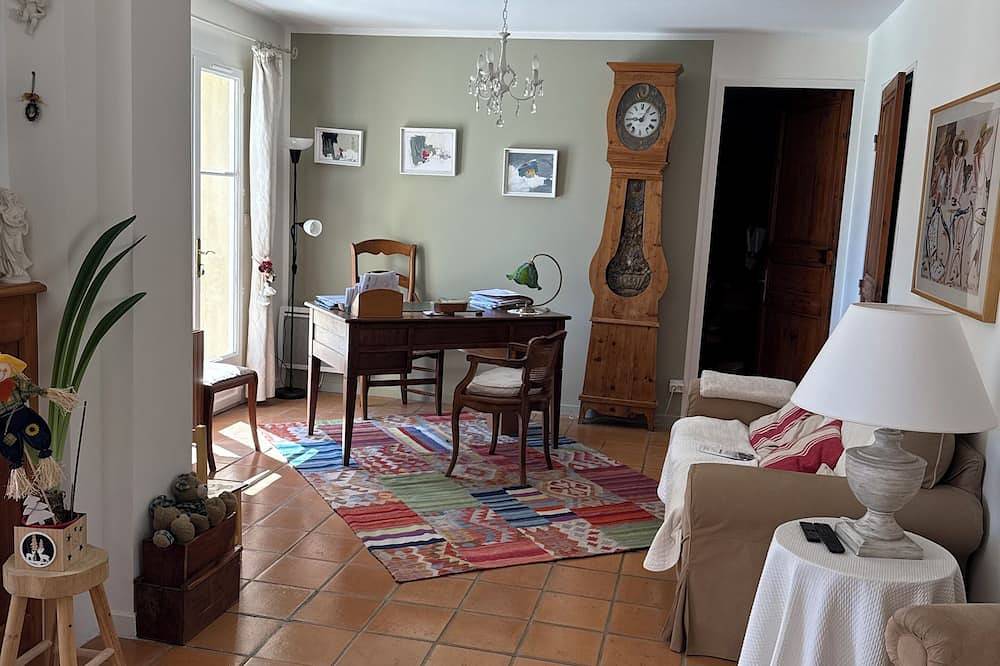 Aix en Provence, near, beautiful country house 200 m2 with independent studio and swimming pool in Ventabren, Mittelmeerküste (Frankreich)