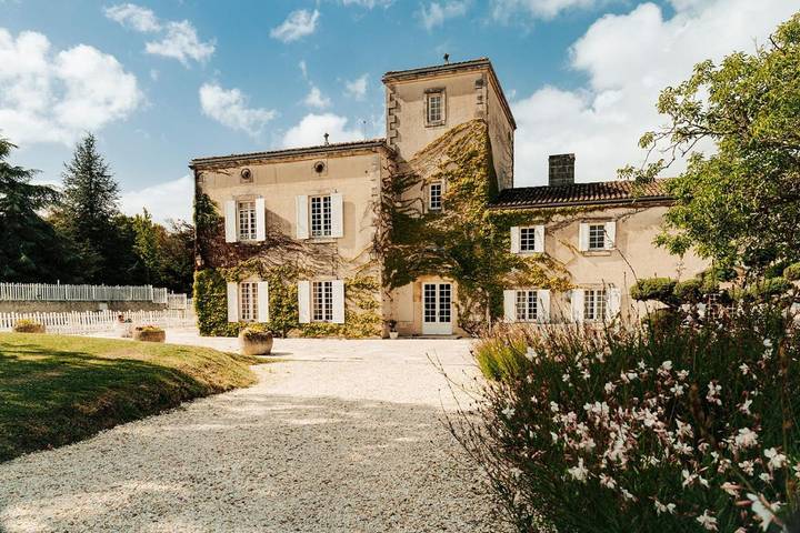 Chambre d’hôte pour 2 personnes, avec jardin ainsi que vue et piscine à Mortagne-sur-Gironde
