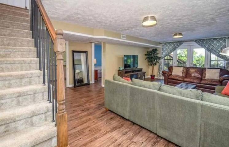 Vacation rental for 10 people, with yard and hot tub in Douglas Lake