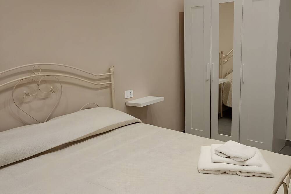 Entire apartment, Room 'La Fiesta' with Sea View, Wi-Fi and Air Conditioning in Capaccio, Cilento