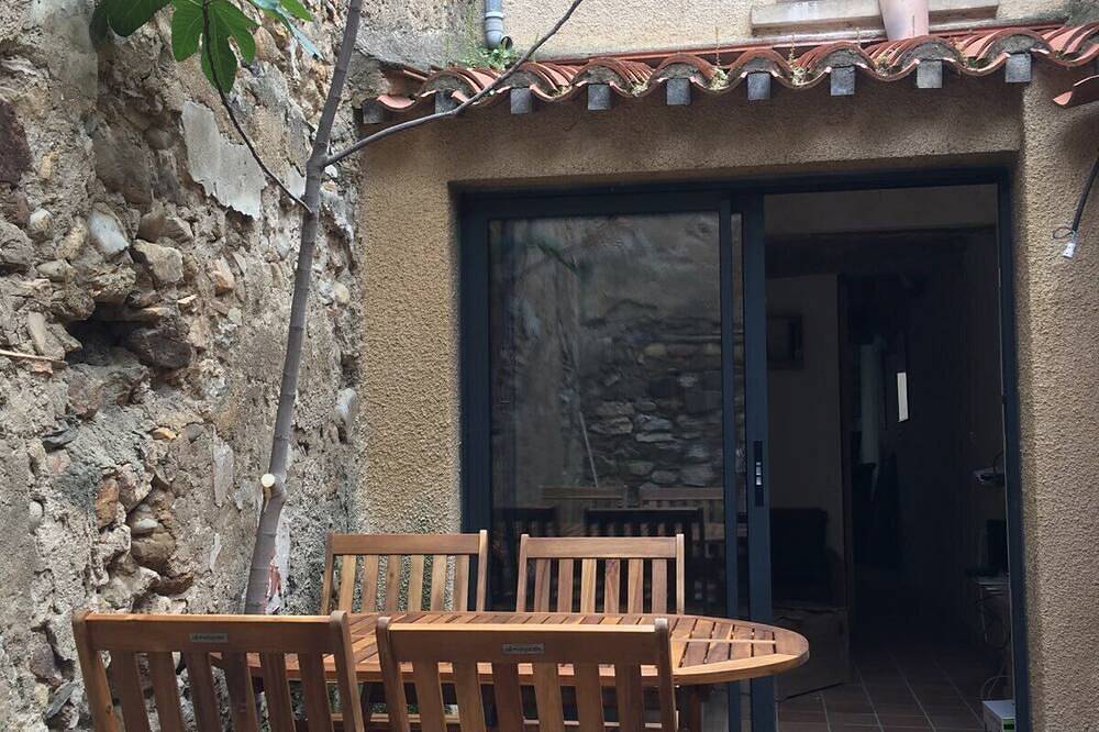 La Maison de Célestine, au coeur des Corbières, dans un village vigneron. in Luc-sur-Orbieu, Côte méditerranéenne (France)