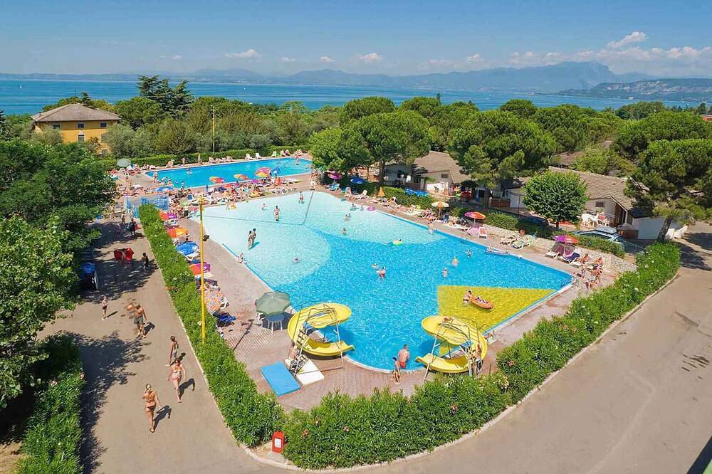 Mobil-home avec climatisation, terrasse et piscine in Cisano, Bardolino