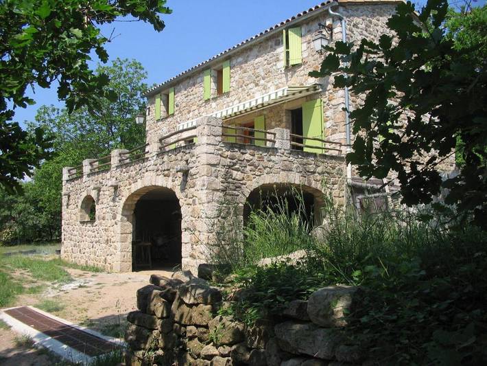 Location de vacances pour 5 personnes, avec piscine et jardin ainsi que vue et bassin pour enfant, adapté aux familles à Payzac (Ardèche) - 2