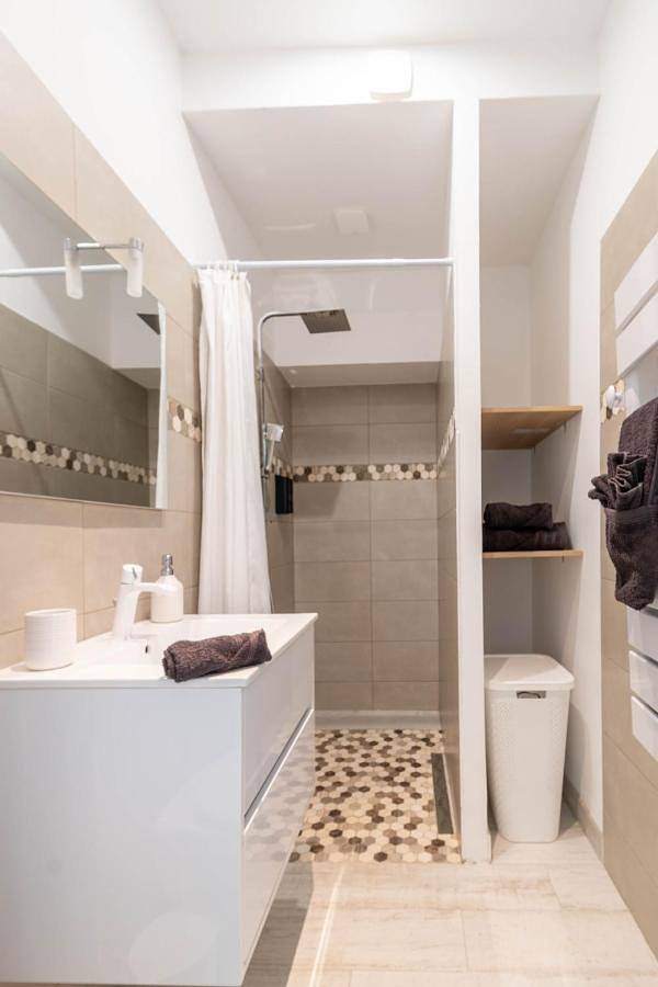 Appartement entier, Studio à 5 min de l' aéroport et toutes commodités in Saint-Victoret, Côte méditerranéenne (France)