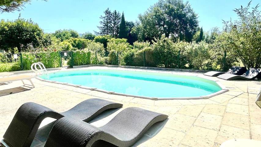 Location de vacances pour 10 personnes, avec Balcon et Terrasse ainsi que Jardin et Piscine à Cheval-Blanc - 3