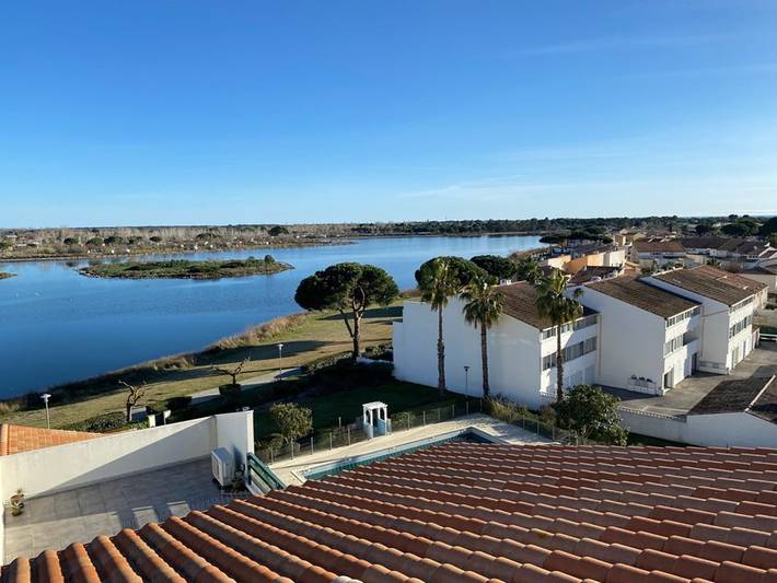 Appartement de vacances pour 6 personnes, avec Balcon et Terrasse ainsi que Piscine et Vue sur le lac dans le Gard