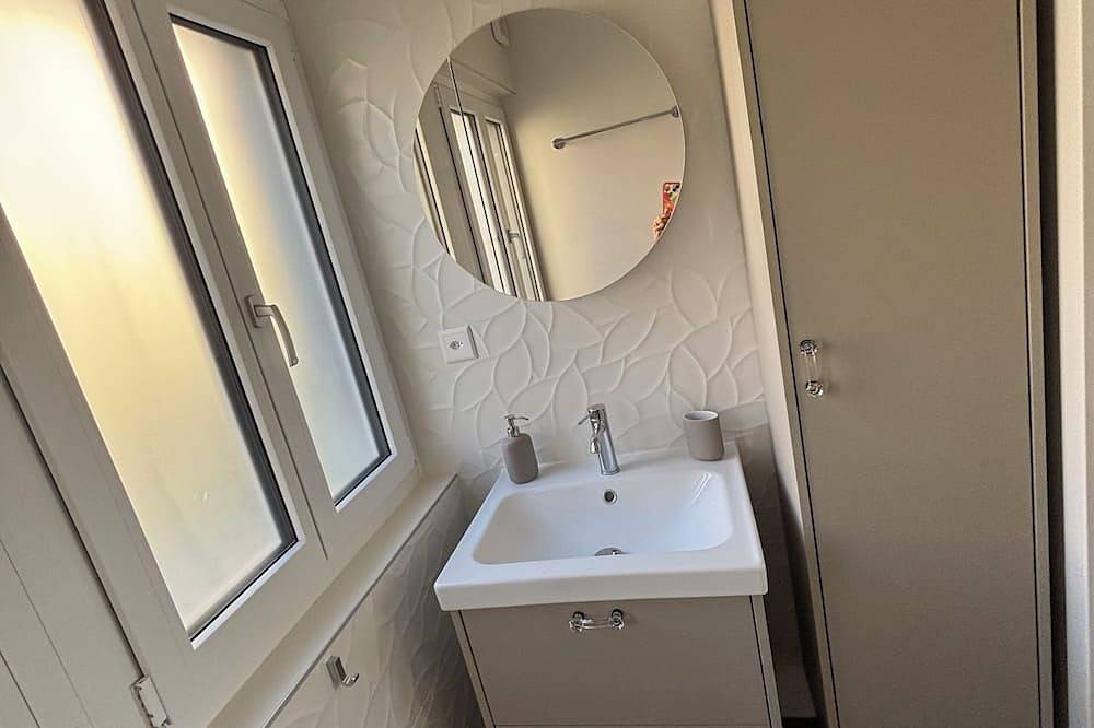 Entire apartment, Apartment Lali Peseux/Neuchatel - 1 Br lake and Alps View with Balcony in Peseux, Three-Lakes