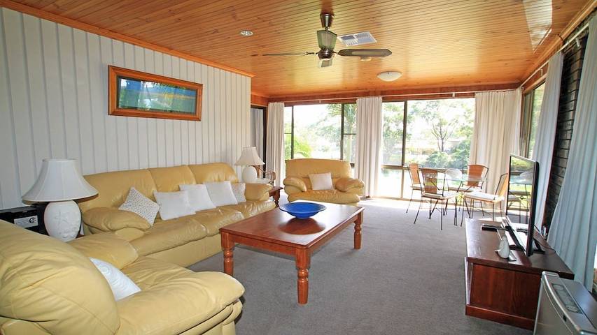 Holiday home for 9 people, with balcony in Sussex Inlet