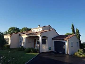 Gîte pour 4 personnes, avec piscine ainsi que terrasse et vue à Cagnac-les-Mines