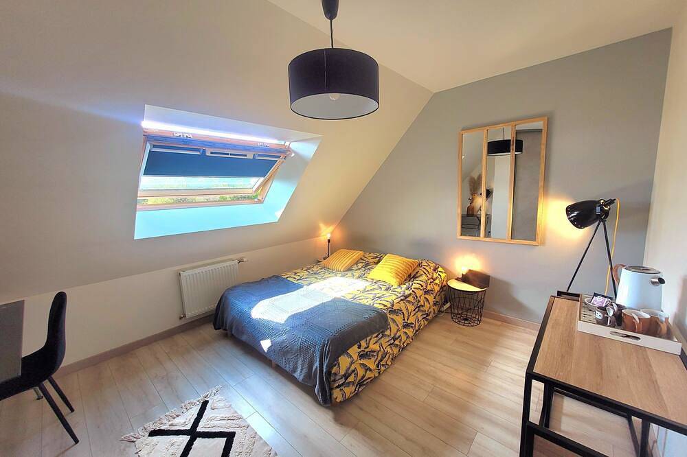 Suite dans Villa avec piscine au calme proche du circuit des 24h du Mans in Rouillon, Sarthe