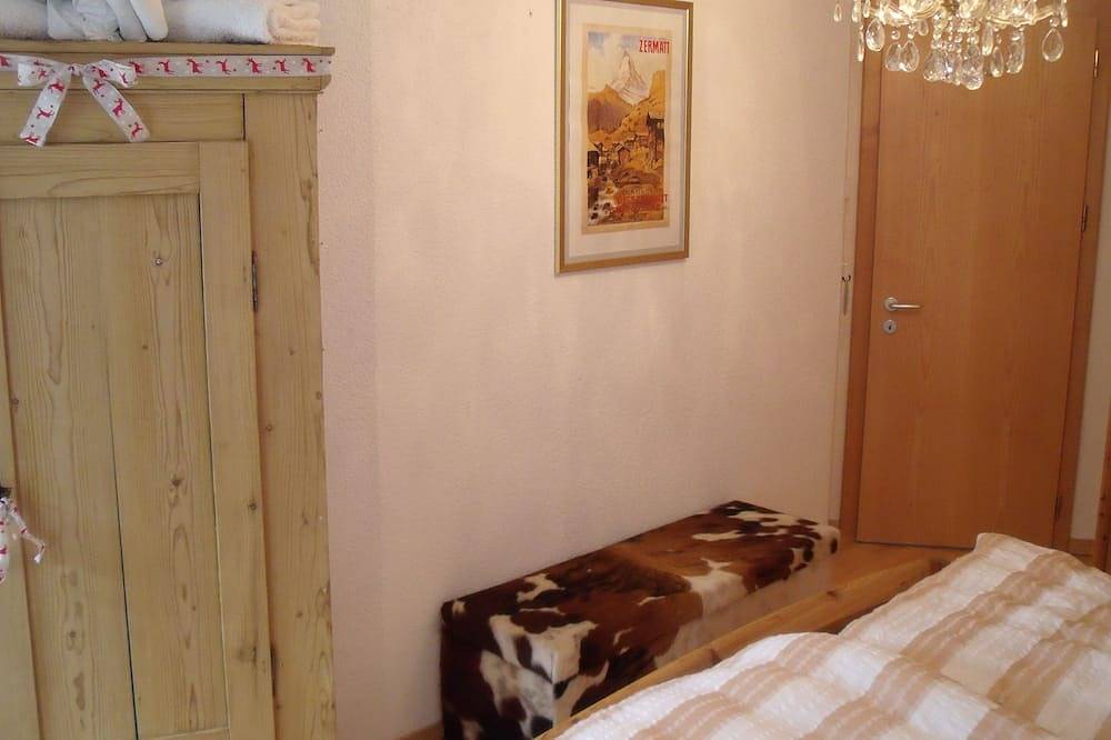 Superior 4****Apt, direct access, no steps, great views, quiet area, fast Wifi in Zermatt, Wallisian Alps