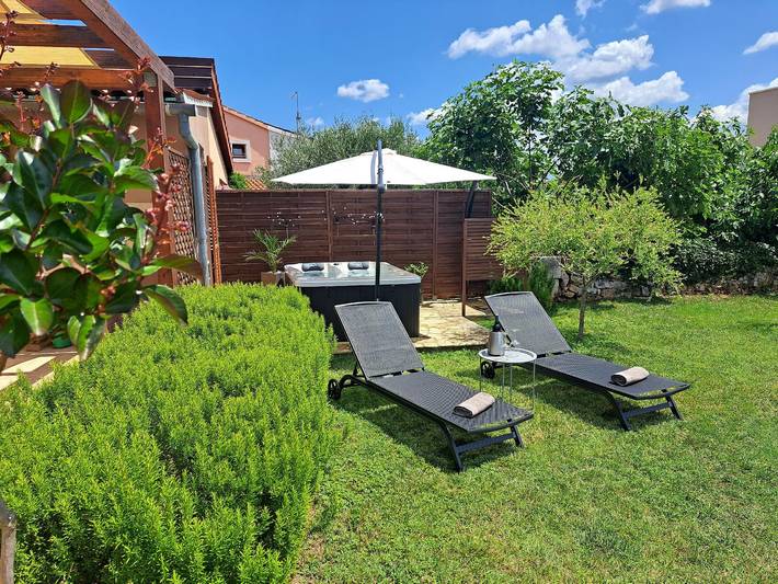 Ferienhaus für 2 Personen, mit Garten und Whirlpool in Kastelir