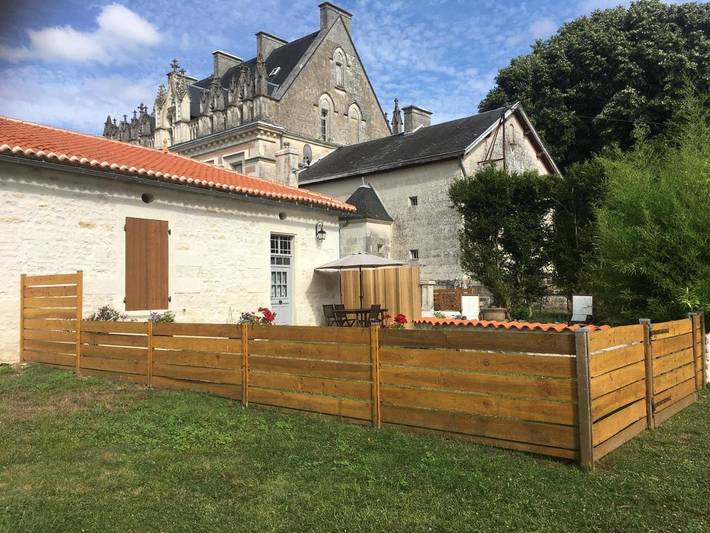 Gîte pour 2 personnes, avec jardin et vue dans Écurat
