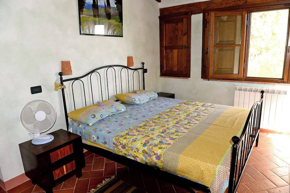 Ganze Wohnung, Casa di charme in einem pietra con giardino privato in Asciano, Siena Provinz