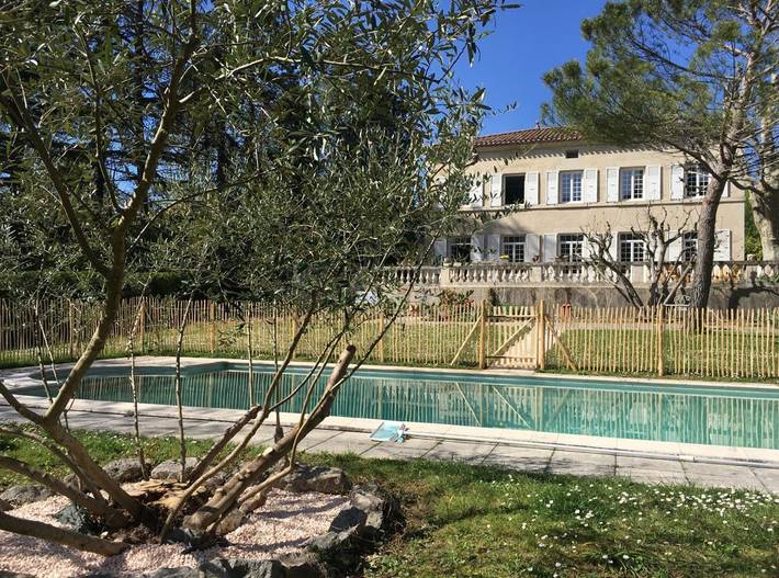 Gîte pour 4 personnes, avec piscine ainsi que terrasse et jardin