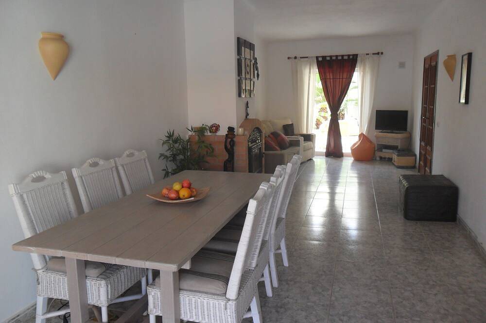 Villa with private pool, close to beach, restaurants, bars and shops. Free Wifi in Luz, Faro District