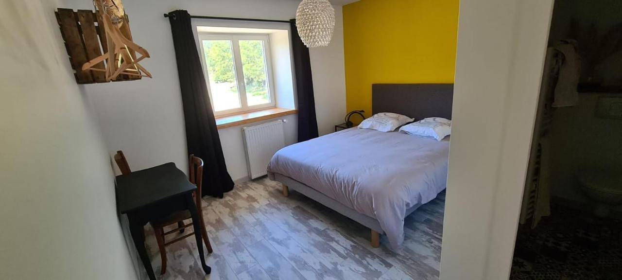 Double Room with Private Bathroom in Merle-Leignec, Montbrison