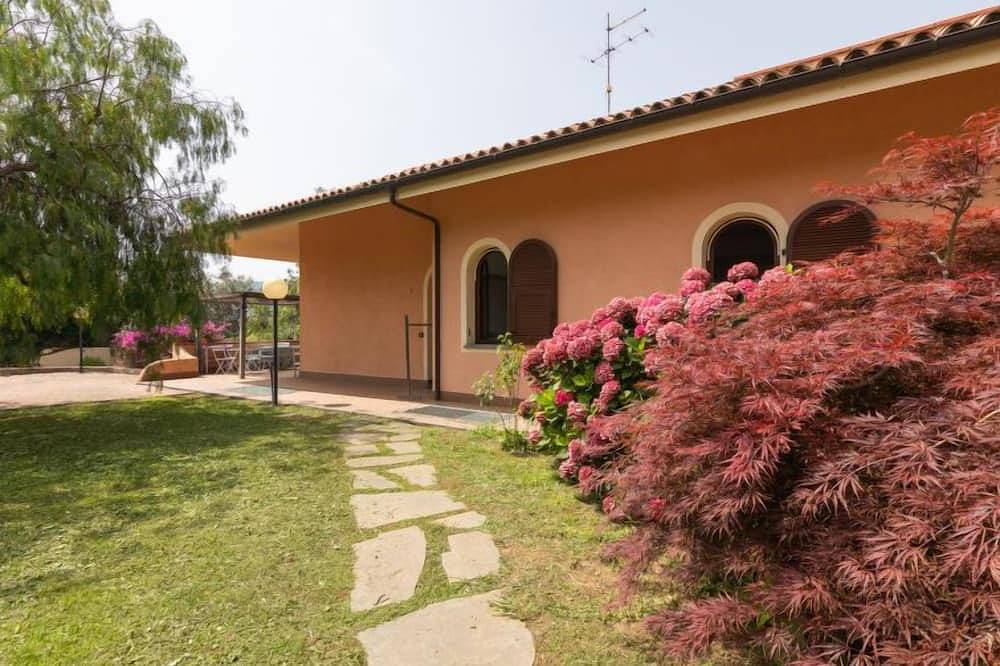 Villa Trabbia in Cisano sul Neva, Riviera di Ponente