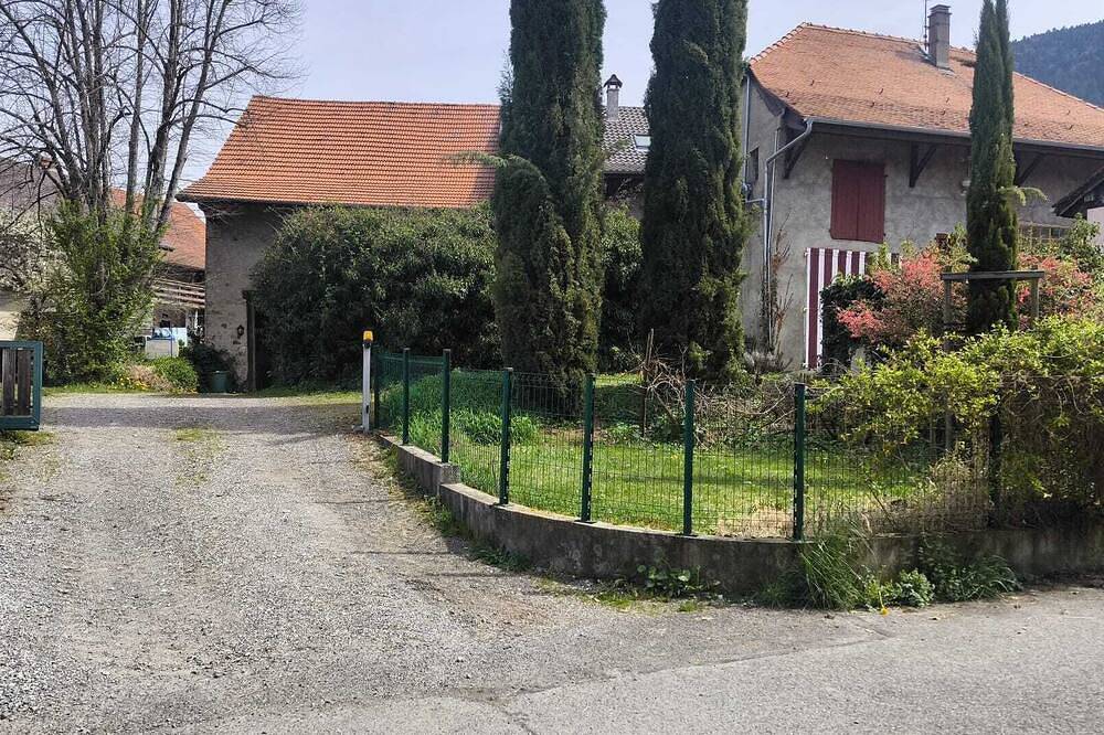 Authentique petite maison de village dans un champ, mare et animaux de ferme in Lyaud, Région de Thonon-les-Bains