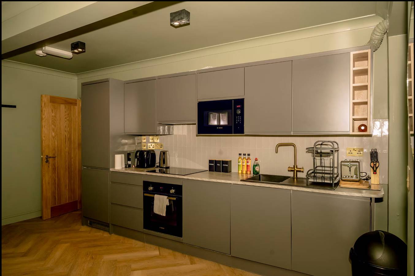 Entire holiday apartment, 2 Bedroom Apartment Sleeps 3 - Garden - Pets in Carbis Bay, Cornwall