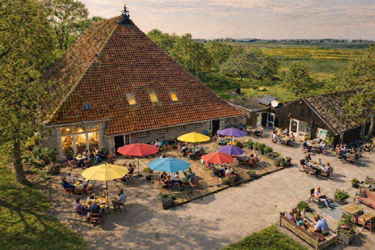Houseboats Pean-buiten Weidum in Littenseradeel, Friesland