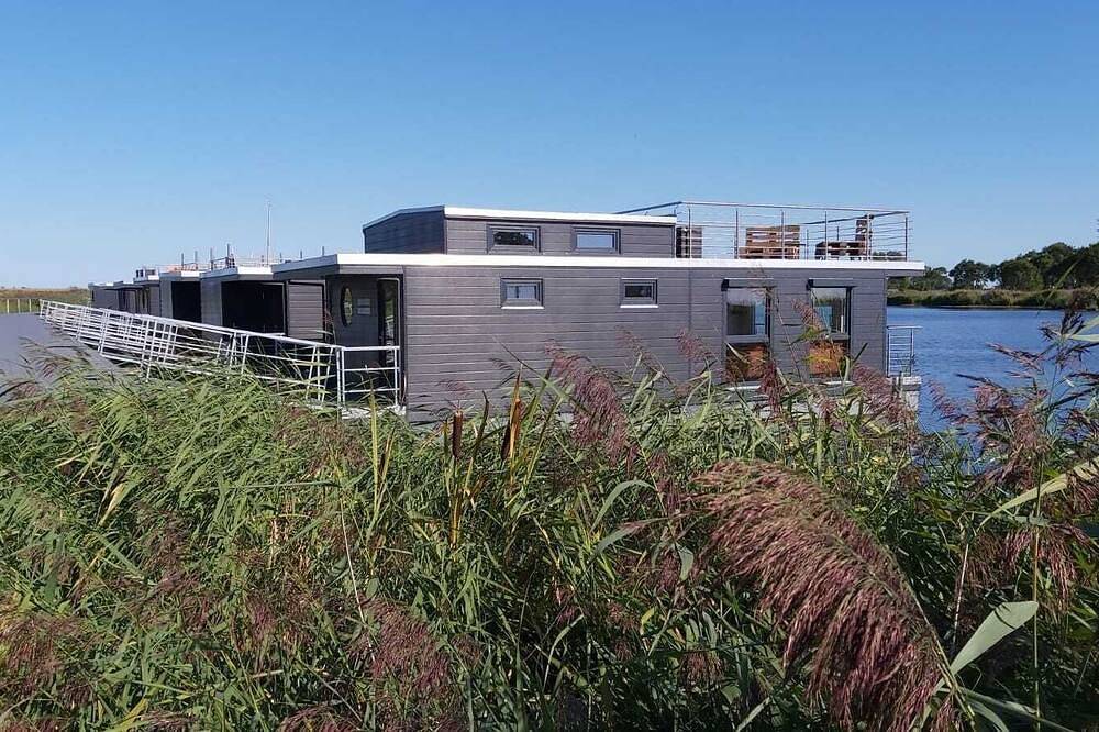 Modernes, familienfreundliches Hausboot am Wangermeer mit Dachterrasse, direktem Seezugang, Sups und Seeblick – ideal für Paare, Familien und kleine Gruppen. in Wangermeer, Wangerland