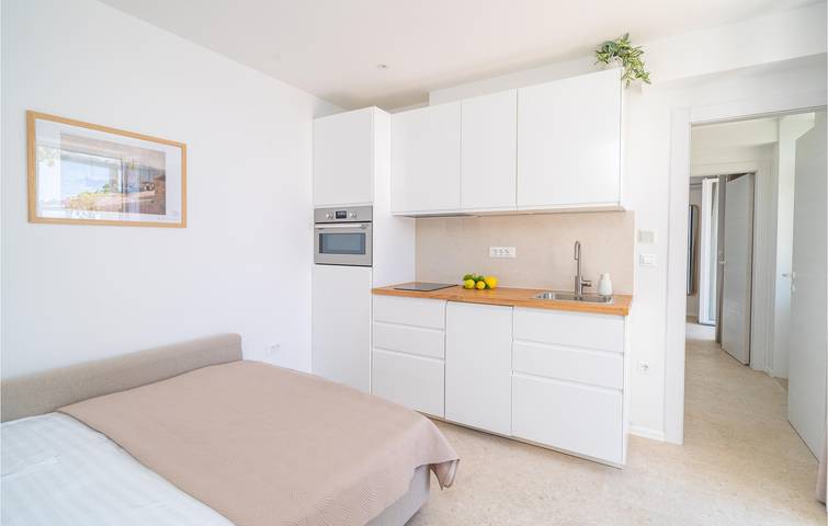 Entire holiday apartment, Cozy 1-Bedroom Apartment with Terrace, 100m to the Beach in Grad Dubrovnik, Dubrovnik-Neretva