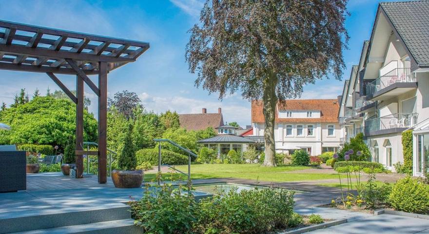 Hotel, mit Terrasse und Whirlpool sowie Garten und Pool in Bad Laer