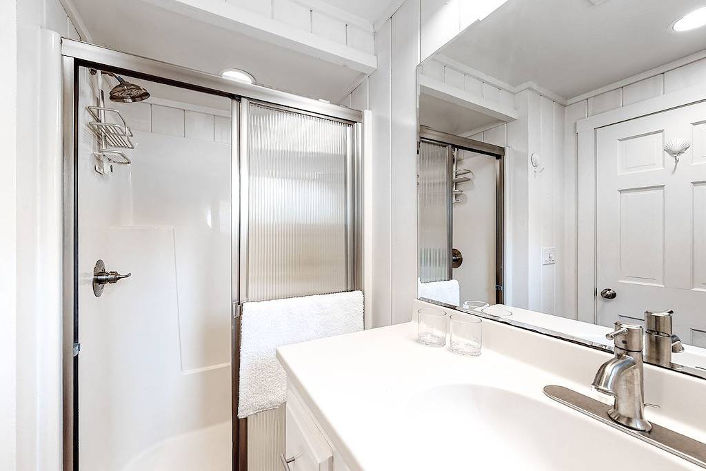 Oceanfront Cottage & Studio on Mill Cove w/ Water Views, Deck - Walk Downtown in Boothbay Harbor, Lincoln County (Maine)