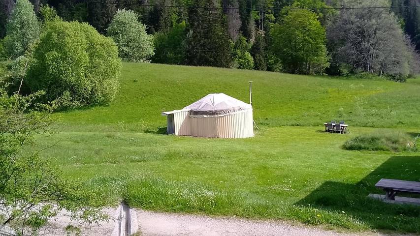 Tente pour 4 personnes, avec terrasse ainsi que jardin et sauna dans le Jura - 3