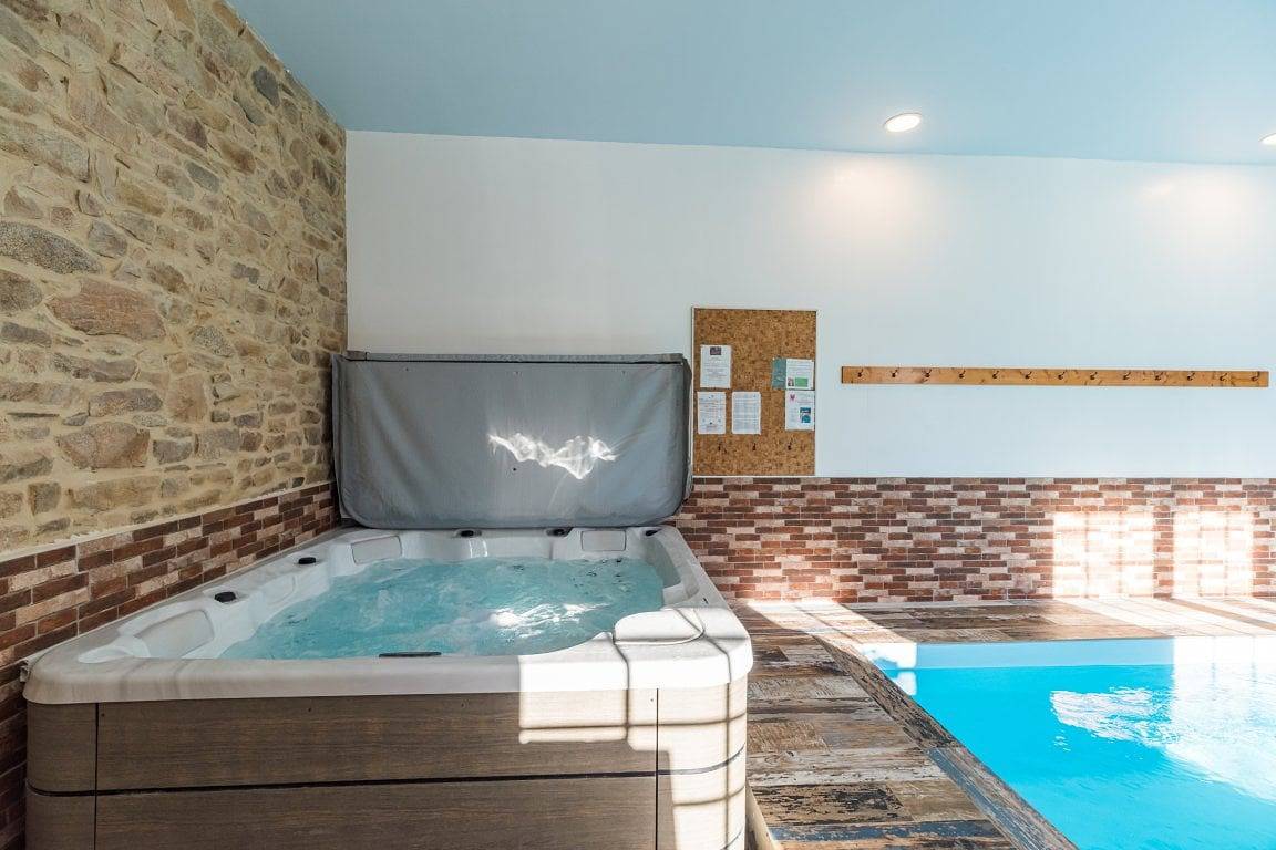 Maison d'hôtes & Espace Intérieur piscine + Spa Bien-être - Chambre Trégor in Tonquédec, Région de Lannion