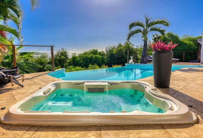 Gîte pour 12 personnes, avec piscine et sauna ainsi que jardin et jacuzzi