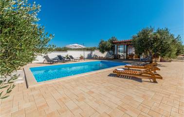 Ferienhaus für 4 Personen, mit Pool und Terrasse in Biograd na Moru