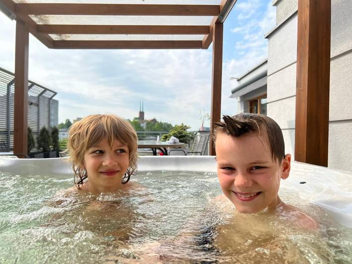Apartament wakacyjny dla 5 osób, z ogród i jacuzzi oraz basen w Kamienna Góra