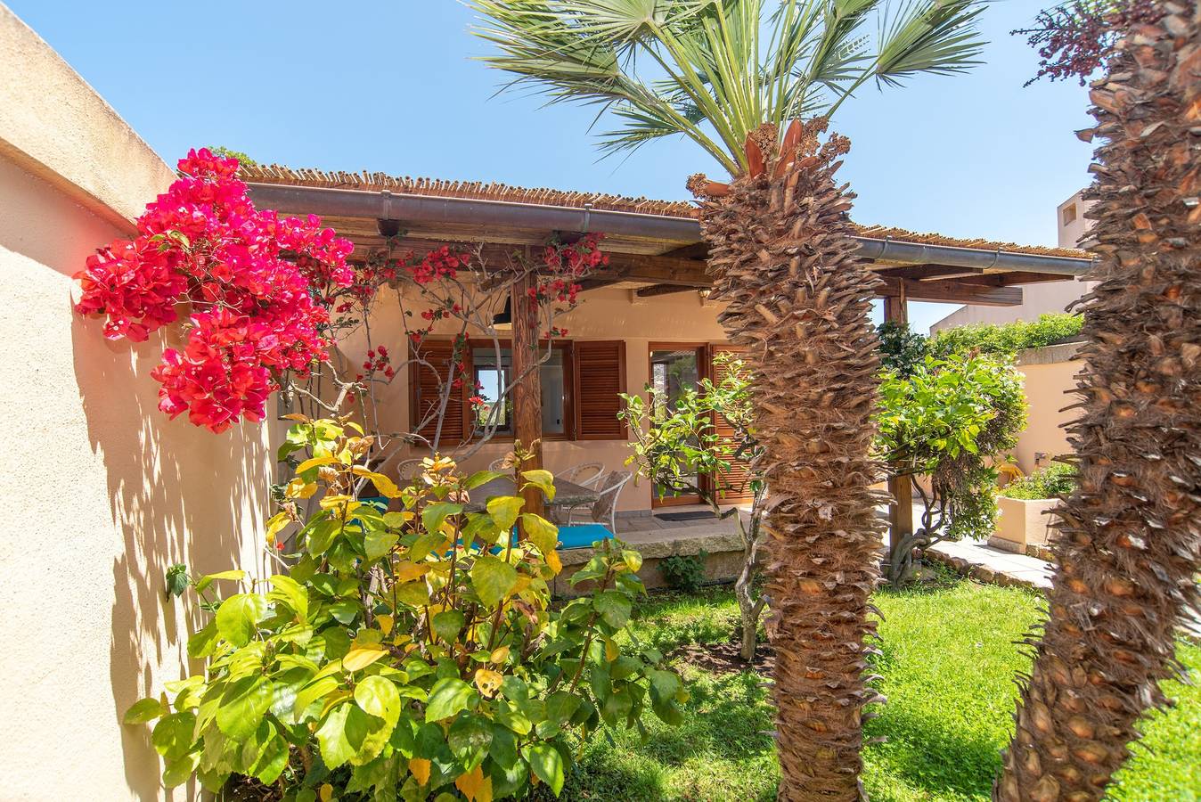 Ferienhaus Punta Nera in Strandnähe mit Meerblick und Garten in Palau (dorf), Palau (Sardinien)