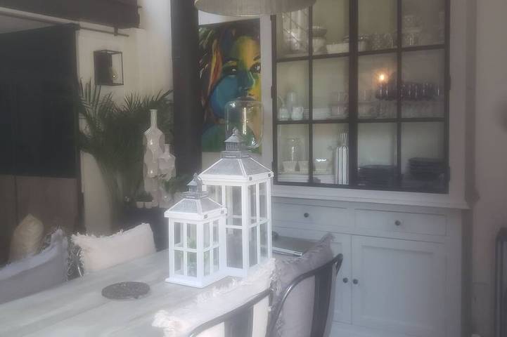 Maison atypique   avec sa terrasse  tropezienne  vegetalisée in Saint-Laurent-d'Aigouze, Côte d'Améthyste